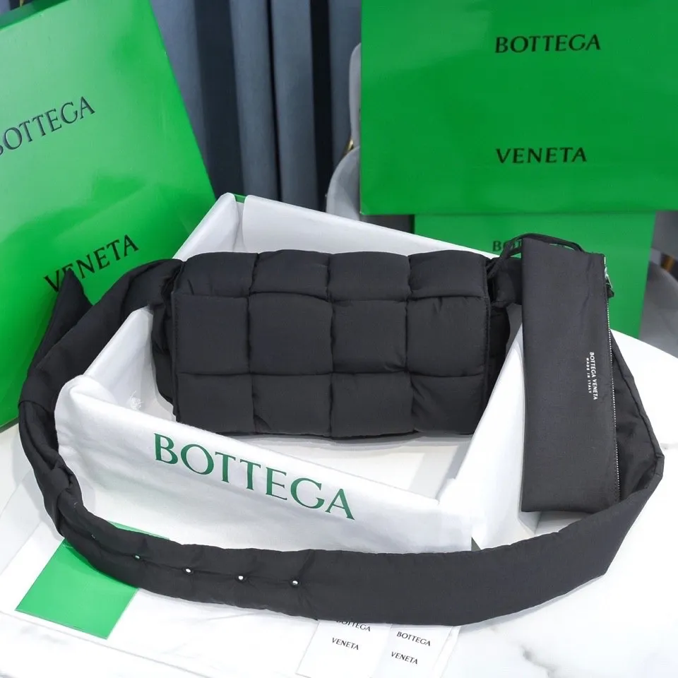 #𝐂𝐀𝐒𝐒𝐄𝐓𝐓𝐄 Nylon tofu tofu bag This Cassette is so cute, its cute appearance does not affect its practicality and the capacity is good! The fabric is low-key and very textured, suitable for daily wear with casual wear. The cross-woven design of the wide cloth is really stunning. The bag has a puffy shape and feels like a piece of tofu. It can be worn on one shoulder, cross-body or as a waist bag. You can also adjust the shoulder strap to the size of the bag under the armpit, so you can have it all! S30x15cm【8951#】